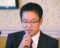 村 徳康氏