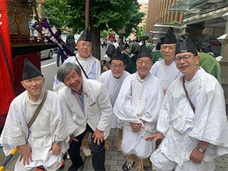 写真:神輿の担ぎ手