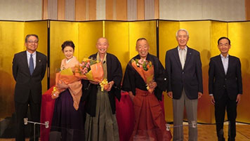 公演者と尾堂筆頭代表幹事、大倉世話人代表、広井世話人の集合写真