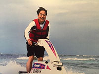 写真:水上バイクに乗る榎並氏