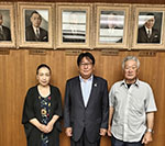 写真:左から屬氏、小松田氏、山澤農場のオーナー