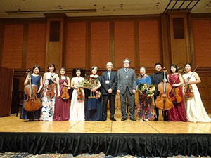 写真:楽団員と天野代表幹事、宮﨑代表幹事