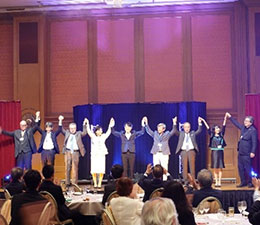 写真:マジックショーに参加する会員の様子