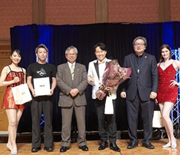 写真:DAIKI氏とアシスタント、宮﨑代表幹事、永井代表幹事